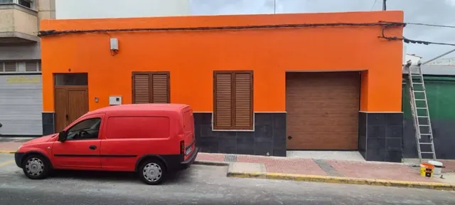 Fachada naranja de local terminada