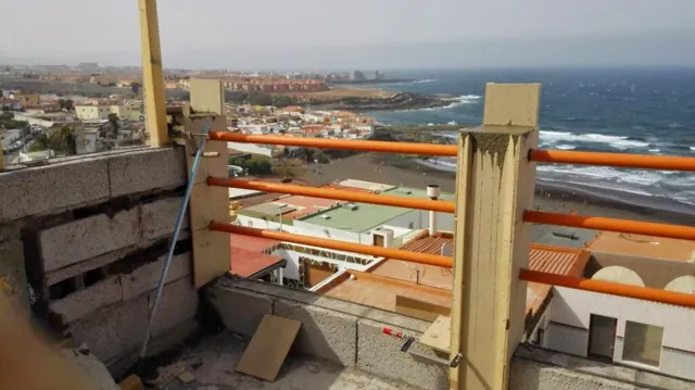 Terraza con vistas al mar en rehabilitación