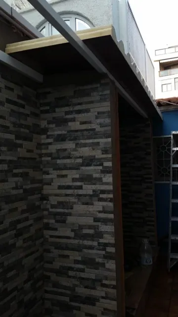 Pared revestida en piedra oscura